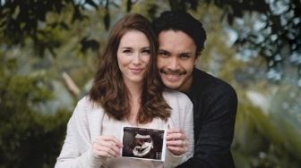 Selamat, Randy Pangalila Umumkan Istri Bulenya Hamil Anak Pertama