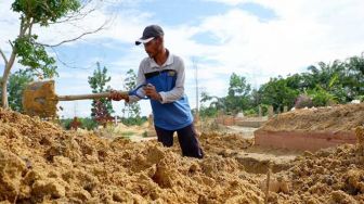Penggali Makam Jenazah Covid-19 di Pekanbaru Berharap Insentifnya Dibayar