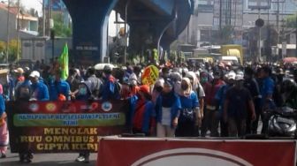 Buruh di Bekasi Tolak UU Ciptaker: Kami Cuma Rakyat Kecil, Jangan Zalim!