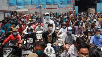 Buruh dari berbagai elemen organisasi melakukan aksi mogok kerja dengan turun ke jalan di kawasan industri Kebun Besar, Tangerang, Banten, Selasa (6/10/2020).  [ANTARA FOTO]