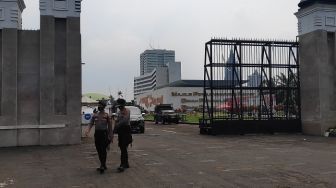 Buruh hingga Siang Belum Nongol, Gedung DPR Tetap Dijaga Ribuan Polisi