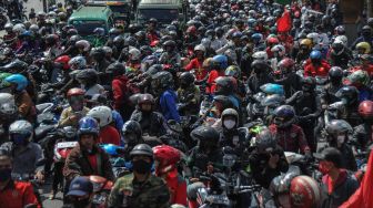 Kendaraan terjebak kemacetan di jalan nasional Bandung-Garut-Tasikmalaya saat aksi buruh di Rancaekek, Kabupaten Bandung, Jawa Barat, Selasa (6/10/2020). [ANTARA FOTO/Raisan Al Farisi]
