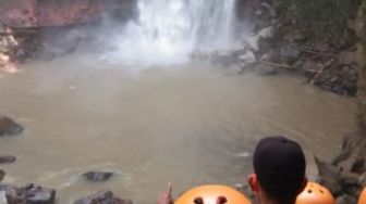 Niat Menolong Teman, Fernando Hanyut di Air Terjun di Sumut