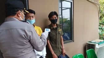 Berangkat ke DPR Tolak UU Cipta Kerja, Farhan Nekat Nyamar Jadi Satpol PP