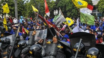 Sejumlah Mahasiswa terlibat bentrokan dengan pihak Kepolisian saat aksi demonstrasi di Kawasan Industri Jababeka, Cikarang, Kabupaten Bekasi, Jawa Barat, Rabu (7/10/2020).  [ANTARA FOTO]