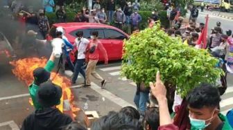 Demo UU Cipta Kerja Berujung Bakar Ban, Polisi: Mereka Settingannya Begitu