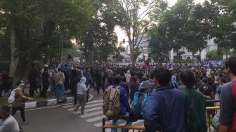 Ribuan Mahasiswa Terlibat Bentrok dengan Polisi di Gedung DPRD Jawa Barat