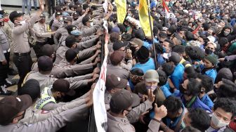 Demo Tolak UU Ciptaker Ricuh di Lampung, Polisi: 26 Orang Luka-luka