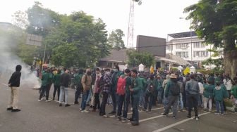 Bakar Ban, Mahasiswa Kembali Gerudug DPRD Jawa Barat