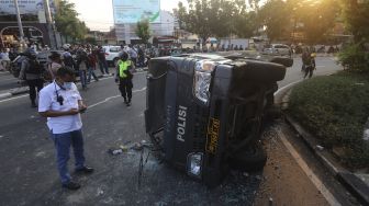 Demo Omnibus Law di Jakarta Ricuh, Mobil Polisi Dirusak