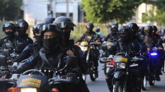 Aparat kepolisian melakukan penjagaan di sekitar Gedung DPR RI, Jakarta, Rabu (7/10/2020). [Suara.com/Angga Budhiyanto]