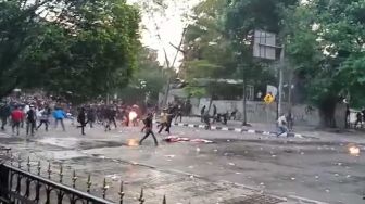 Mahasiswa Saling Lempar Batu dengan Polisi di Gedung DPRD Bandung