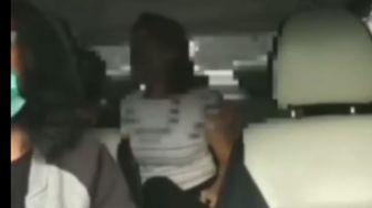 Viral Video Pasangan Mesum Di Dalam Taksi Kena Tegur Sopir, Bikin Penasaran