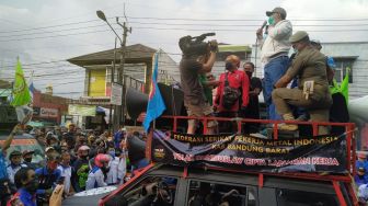 Bupati Bandung Barat  Aa Umbara Ikut Aksi Tolak UU Cipta Kerja