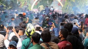 Pendemo UU Cipta Kerja Hancurkan Gedung DPRD Lampung, Bakar Ban