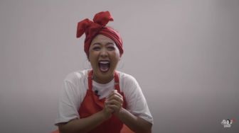 Penampilan Sederhana Soimah di Kampung Disorot, Belanja ke Warung Pakai Kaos Oblong dan Celana Pendek Tanpa Makeup