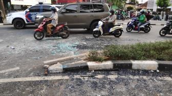 Mobil Dirusak dan Nyaris Dibakar Massa di Pejompongan, 2 Polisi Lari