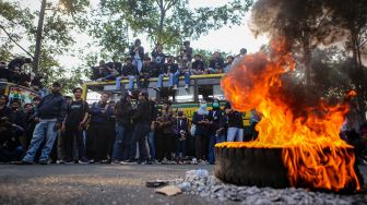 Sejumlah mahasiswa melakukan aksi di Tugu Adipura, Kota Tangerang, Banten, Rabu (7/10/2020). [ANTARA FOTO]