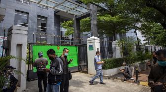 Sejumlah pengunjung beraktivitas di depan gedung Pengadilan Negeri Jakarta Pusat, Kemayoran, Jakarta, Rabu (7/10/2020). [ANTARA FOTO/Dhemas Reviyanto]