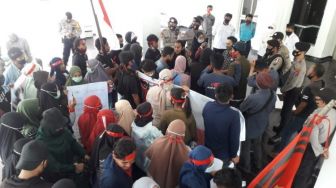 Menolak Pengesahan UU Omnibus Law, DPRD Banggai di Demo