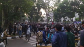 Ribuan Mahasiswa Terlibat Bentrok dengan Polisi di Gedung DPRD Jawa Barat