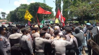 Unjuk Rasa Cipayung Plus soal Kepemudaan di Kantor Bupati Lebak Ricuh