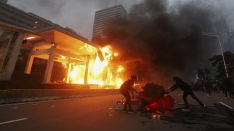 Halte TransJakarta Sarinah Dibakar, Begini Penampakanya