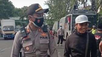 Viral Video Polisi Surabaya Jajanin Demonstaran Es Dawet Dipuji Warganet