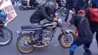 Aksi Bikers saat Ikut Demo, Picu Komentar Kocak Warganet