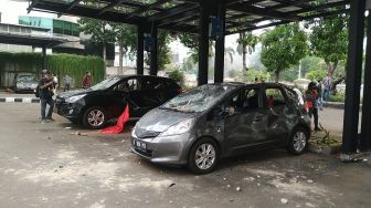 Kerusuhan di Patung Kuda Pecah, 8 Mobil di Kemen ESDM Hancur Diamuk Massa