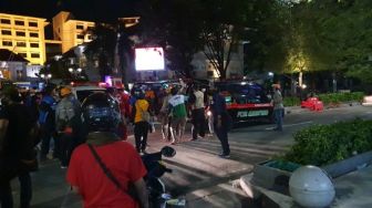 Paramedis di Jakarta Ditembaki Gas Air Mata dan Dilarang Tolong Demonstran