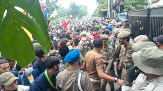 Pendemo UU Ciptaker & Ketua DPRD Tangsel Bersitegang di Atas Mobil Komando