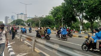 Tumpangi Motor hingga Truk, Ratusan Mahasiswa Pamulang Bergerak ke Istana