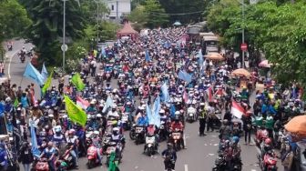 Ribuan Buruh Surabaya Merangsek ke Tengah Kota, Batalkan Omnibus Law!