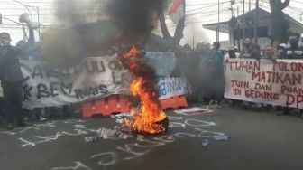 Pendemo UU Cipta Kerja di Istana Bogor Bakar Ban, Lempar Botol ke Polisi