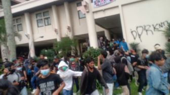 Demo Tolak Omnibus Law di Kalbar Bentrok, Polisi Tembakkan Gas Air Mata