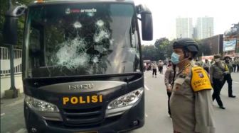 Demo Tolak UU Cipta Kerja di Medan Bentrok, Mobil Polisi Dirusak Massa