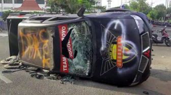 Gulingkan Mobil Polisi, Massa Tolak UU Cipta Kerja Surabaya Dihujani Gas Air Mata