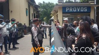 Tak Jelas Kapan Anaknya Dilepas, Emak-emak Ngamuk di Polrestabes Bandung