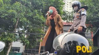 Redam Emosi Massa di Simpang Harmoni, Aksi Mahasiswi Ini Curi Perhatian