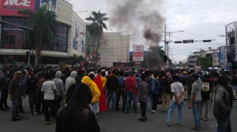 Unjuk Rasa Tolak UU Cipta Kerja, Massa Bakar Ban di Medan