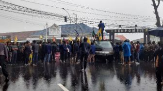 Diguyur Hujan Deras, Pendemo di Bogor: Jangan Pulang Sebelum Kita Menang!