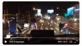 Viral Video Pengendara Motor Kebut-kebutan di Pertigaan Revolusi UIN