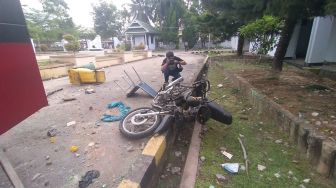 Demo Tolak UU Cipta Kerja di Palopo, Motor Polisi Dibakar Massa