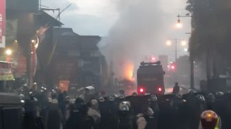 Bentrok Pecah di Kartasura, Satu Truk Satpol PP Dibakar Massa