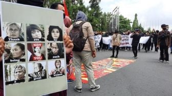 Bawa Maskot Celeng Merah, Massa Jogja Memanggil Padati Malioboro