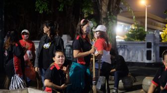 Sebagian masyarakat Yogyakarta bergotong royong membersihkan kawasan Malioboro setelah bubarnya aksi massa, terutama di depan Gedung DPRD DIY, Kamis (8/10/2020) malam. (Istimewa)