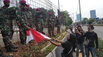 Aksi Perempuan Muda Terobos Jalan Tol Beri Merah Putih ke TNI