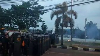 DOR DOR DOR! Polisi Hujani Pendemo di Bekasi Pakai Gas Air Mata