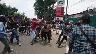 Massa Tangerang Terobos Barikade, Petugas Gabungan Kewalahan